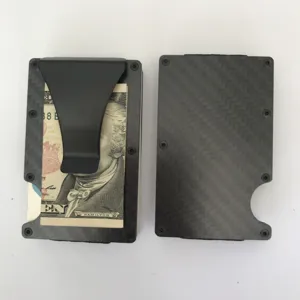 Detailansicht des minimalistischen Kohlefaser-Geldbörsen mit RFID-Kartenhalter und Geldklammer.
