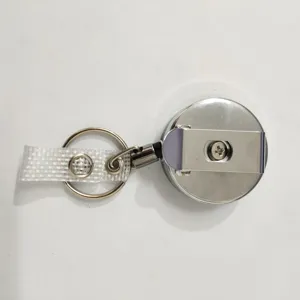 Gedetailleerd overzicht van metalen badgeclip, duurzaam veermechanisme voor sleutels.