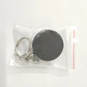 Detailopname van de zwarte 4cm metalen uittrekbare sleutelhanger in hersluitbare zak.