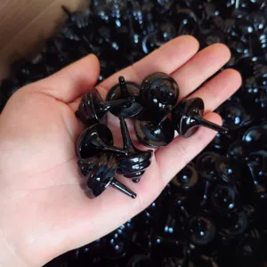 Gros plan détail du jouet de toupie en métal noir brillant, montrant une surface lisse.