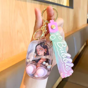 Gros plan détaillé du porte-clés de jeu d'eau liquide mignon avec pendentif de dessin animé.