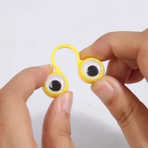 Vue détail anneau de doigt yeux mobiles, accessoire plastique rigolo de fête d'Halloween.
