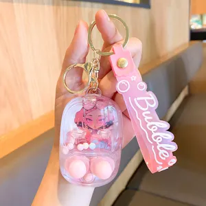 Gros plan sur le porte-clés de jeu d'eau liquide mignon avec design d'animé rose et détail.