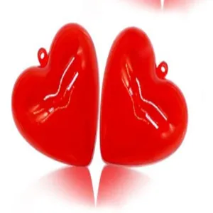 Dettaglio della scatola di caramelle rossa a forma di cuore con superficie lucida e gancio.