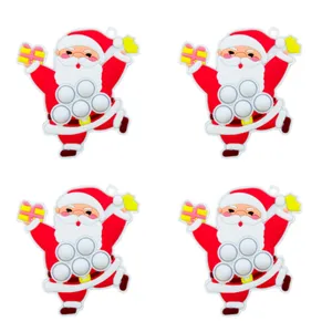 Vista ravvicinata dettagliata del ciondolo giocattolo antistress in silicone Babbo Natale.