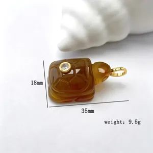 Vue detaillee du pendentif tortue taille en pierre naturelle, agate, cristal et gemme.