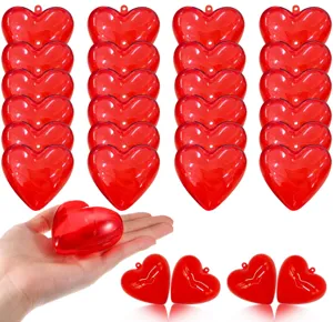 Primo piano dettagliato di scatole di caramelle in plastica rossa trasparente a cuore.