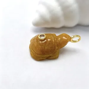 Vue détaillée du pendentif tortue en pierre naturelle sculptée avec pierre et belière.