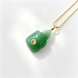 Collier pendentif tortue en pierre verte vue de détail avec charme animal en jade sculpté.
