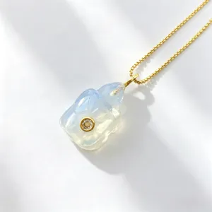 Vue détaillée d'un charmant collier pendentif tortue en pierre naturelle avec chaîne.