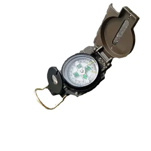Boussole tactique militaire pour le camping et la randonnée, design en plastique durable.