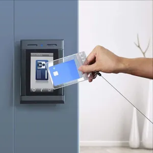 Portatarjetas de identificación transparente de plástico con carrete retráctil y cordón.