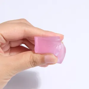 Vista detallada del juguete antiestrés cubo de hielo de sal rosa en suave material TPR.