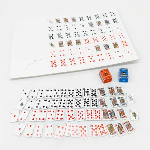 Mini-Spielkarten Details mit ungeschnittenen Bogen, winzigen Schachteln und Mikro-Pokerkarten.