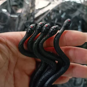Jouet serpent en caoutchouc de simulation pour farce de fête d'Halloween et décoration effrayante.