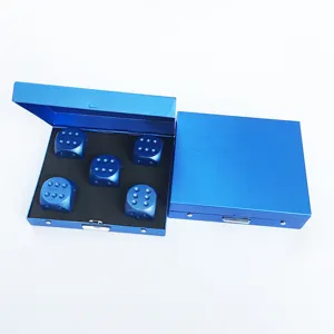 Set από μπλε μεταλλικά ζάρια με αλουμινένιο κουτί αποθήκευσης για επιτραπέζια παιχνίδια.