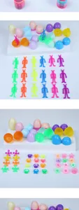 Set di uova di Pasqua con uova di plastica colorate e simpatici giocattoli di coniglio per feste.