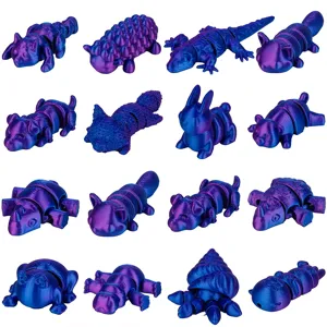 Primo piano dettagliato di giocattoli di animali flessibili articolati stampati in 3D.