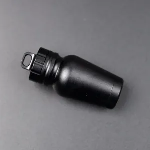 Primo piano dettagliato del contenitore per pillole impermeabile in alluminio.