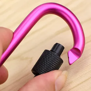 Nahaufnahme des Aluminium-Karabiners mit Schraubverschluss, rosa eloxiert und strukturierte Rändelung.