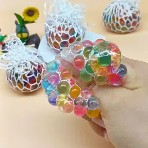 Bunte Wasserperlen Quetschball Stressabbau Spielzeug Netzball Detailansicht für Entspannung.