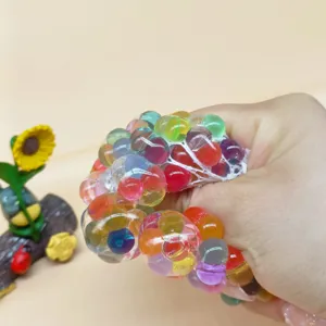 Detailansicht des Quetsch-Netzballs, bunter, elastischer Anti-Stress-Ball, weiches TPR-Gummimaterial.