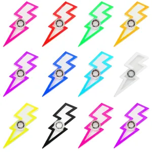 Dettaglio fidget spinner fulmine in acrilico con giocattoli colorati e design antistress.