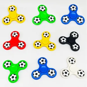 Vue détaillée de fidget spinners colorés à trois feuilles avec des motifs de football.