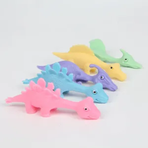 Vue détaillée de jouets dinosaures extensibles colorés, figurines anti-stress mignonnes.