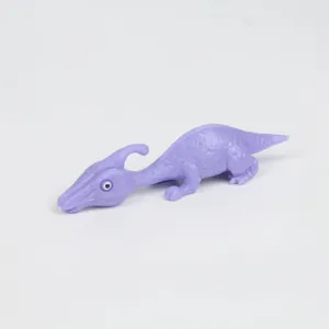 Vue détaillée du jouet catapulte dinosaure en plastique violet avec une texture de surface.