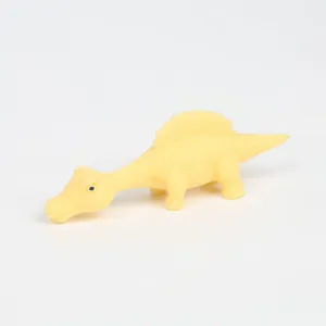 Joli jouet dinosaure jaune avec peau texturee et nageoire, parfait cadeau pour les enfants.