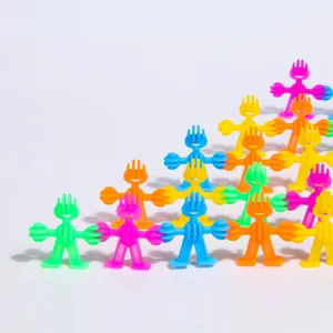 Vue détaillée de figurines en plastique coloré emboîtables, montrant des couleurs vives.