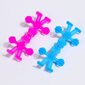 Mini figurines de jouets à emboîter en plastique, gros plan de blocs de construction.