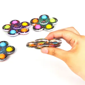 Juguete fidget spinner en forma de flor con bonitos estampados coloridos antiestrés.