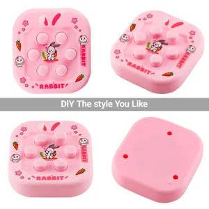 Détails en gros plan du mignon jouet fidget push pop lapin rose avec boutons tactiles.
