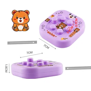 Vue détaillée des dimensions du jouet de jeu portable ours dessin animé violet avec specs.
