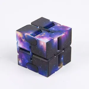 Μοναδικός άπειρος κύβος fidget toy με εντυπωσιακό σχέδιο γαλαξία για άμεση χαλάρωση.