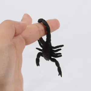 Realistico giocattolo scorpione nero finto plastica scherzo per festa Halloween.