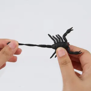 Giocattolo di scorpione finto elastico per scherzo di Halloween, gomma realistica.