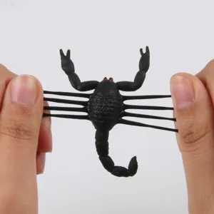 Giocattolo scorpione finto estensibile per decorazione di feste di Halloween e scherzi.