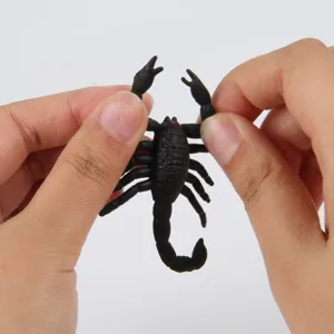 Vista ravvicinata di finto scorpione nero giocattolo, accessorio scherzo per festa di Halloween.