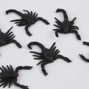 Scorpioni in plastica nera realistici con occhi rossi, perfetti per scherzi di Halloween e feste.