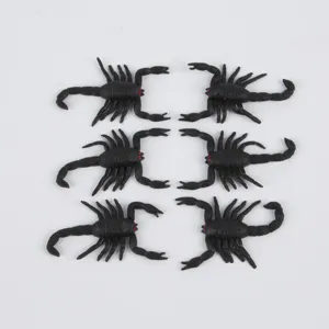 Finti scorpioni di plastica nera set da 6, oggetti di scena spettrali realistici per Halloween.