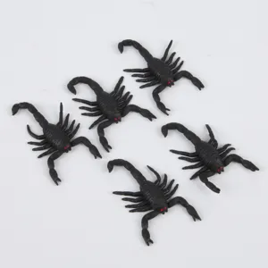 Finti accessori di scorpione in plastica per decorazione festa di Halloween, giocattoli scherzo.
