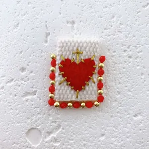 Handgefertigt gewebtes rotes Herz Kreuz quadratischer Anhänger Detail Schmuckzubehör