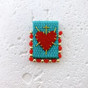 Handgemachter gewebter Herz Anhänger Zubehör Vintage Stil türkis rot Perle Detail Ansicht.