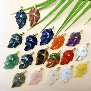 Détails en gros plan de divers pendentifs en pierre naturelle en forme de feuille, bijoux fins.