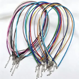 Kleurrijke gevlochten halskettingkoorden met metalen verlengkettingen voor DIY sieraden maken.