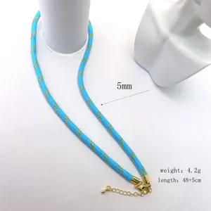 Κολιέ με στρογγυλό κορδόνι πολυεστέρα 5mm με χρυσές κλωστές και αλυσίδα επέκτασης.