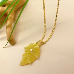 Collier pendentif feuille en cristal jaune sculpté à la main avec chaîne en or, élégant bijou.